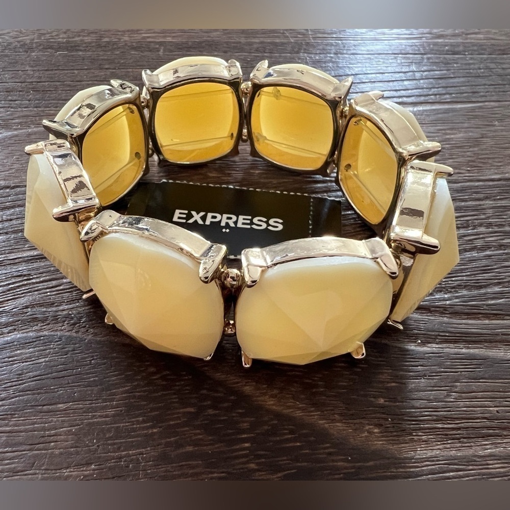 Express Ivory Colored Acrylic & Gold Tone Stretch Bracelet 7” B34